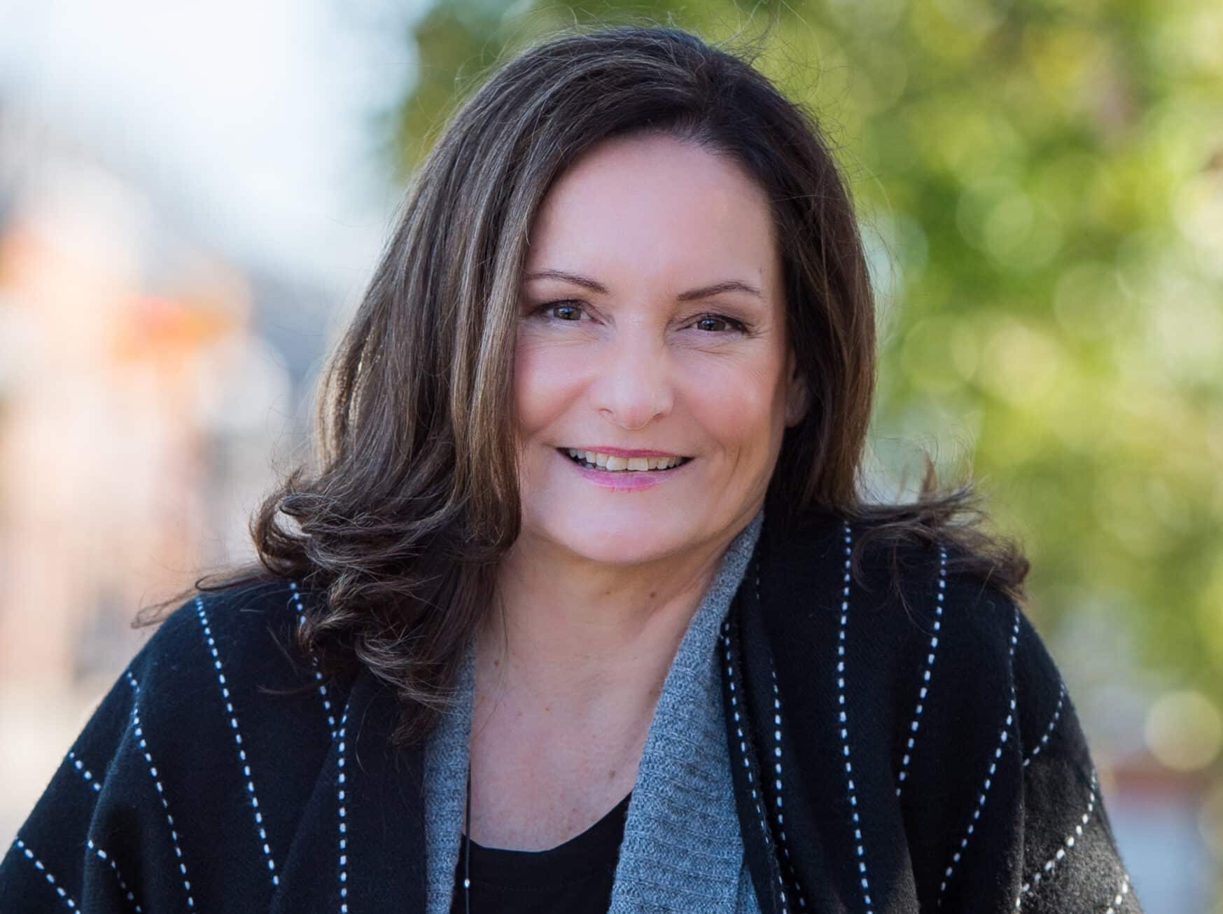 Headshot of Shelli Warren guest on MDIB Podcast